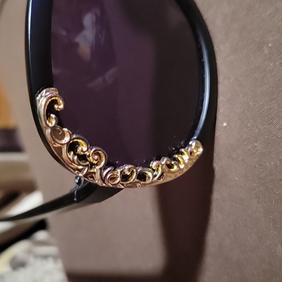 Black & Gold Round Sunglasses 👓 - Picture 3 of 8